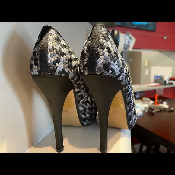 4.5 inch heals - size 8 - Picture 4 of 4